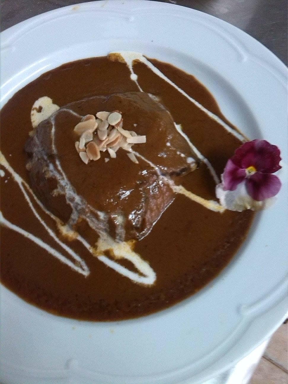 Guiso en salsa de almendras